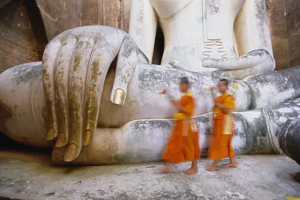 Novice monks and Phra Atchana Buddha statue