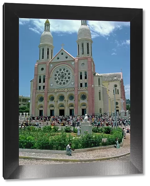 Crowds before the Catholic cathedral at Port au Prince