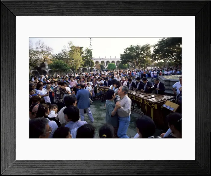 Framed Print : Sunday dancing in Parque Central Framed Print : Sunday dancing in Parque Central