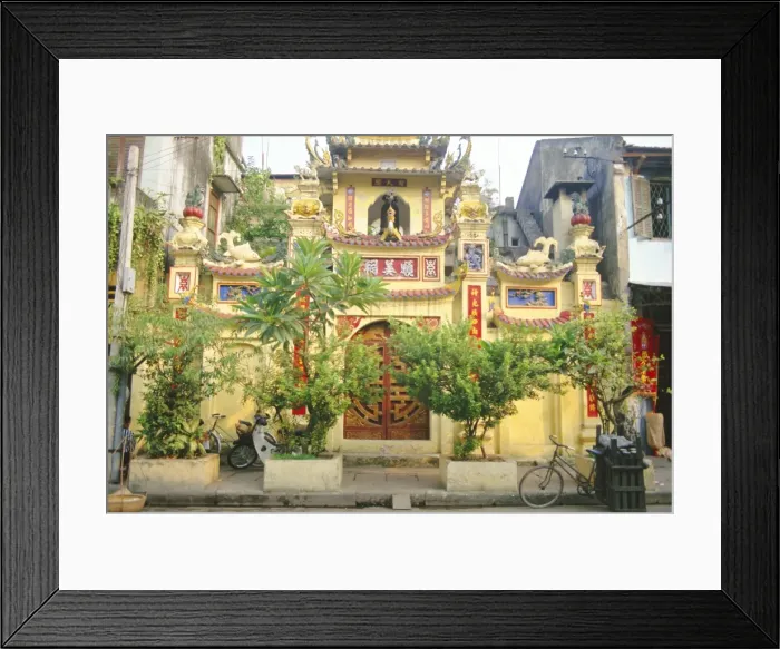 Framed Print : Old Quarter street scene