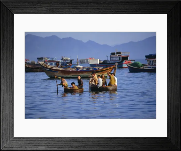 Framed Print : Fishermen coming ashore in thung chais (basket boats) Framed Print : Fishermen coming ashore in thung chais (basket boats)