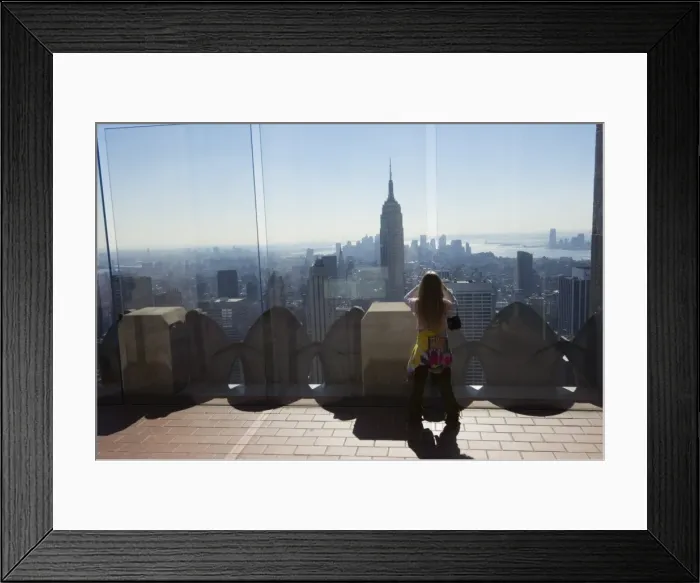 Framed Print : Young tourist looking at the Empire State Building Framed Print : Young tourist looking at the Empire State Building