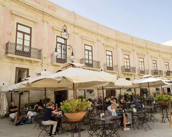 Cafe in Cathedral Square, Ortigia, Syracuse, Sicily, Italy, Europe