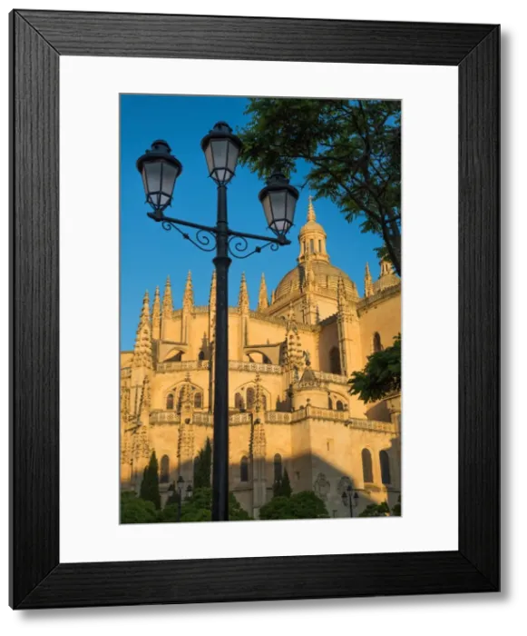 Framed Print : Plaza Mayor and the imposing Gothic Cathedral of Segovia, Castilla y Leon, Spain, Europe Framed Print : Plaza Mayor and the imposing Gothic Cathedral of Segovia, Castilla y Leon, Spain, Europe