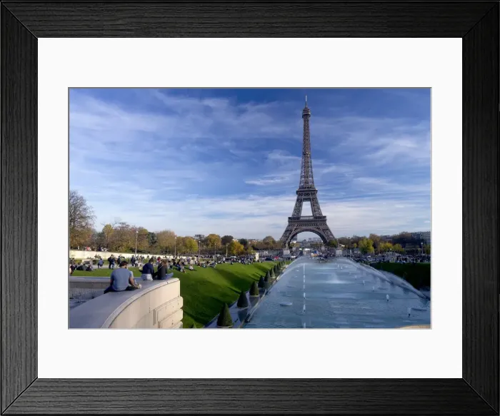 Framed Print : Eiffel Tower and Trocadero Fountains in autumn, Paris, France, Europe Framed Print : Eiffel Tower and Trocadero Fountains in autumn, Paris, France, Europe