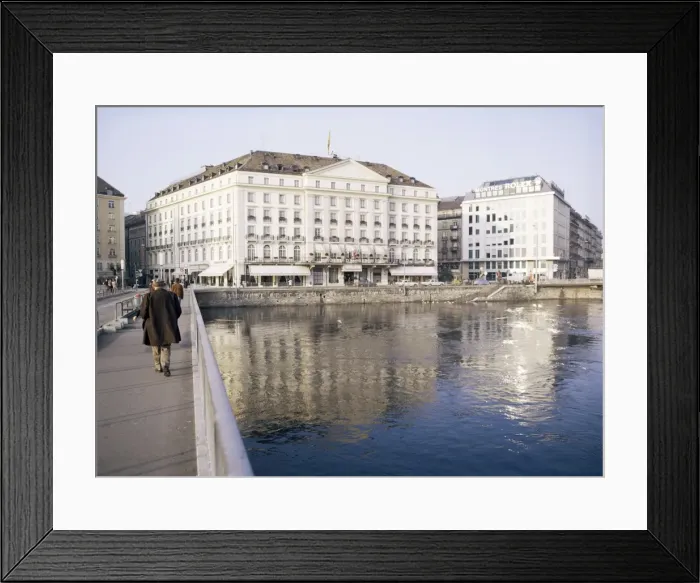Framed Print : Hotel Des Bergues beside lake Framed Print : Hotel Des Bergues beside lake