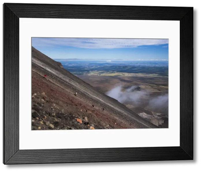 Framed Print : Mount Ngauruhoe Volcano summit climb, an extra on the Tongariro Alpine Crossing Framed Print : Mount Ngauruhoe Volcano summit climb, an extra on the Tongariro Alpine Crossing
