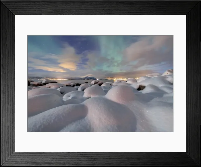 Framed Print : The pink light and the aurora borealis (Northern Lights) illuminate the snowy landscape