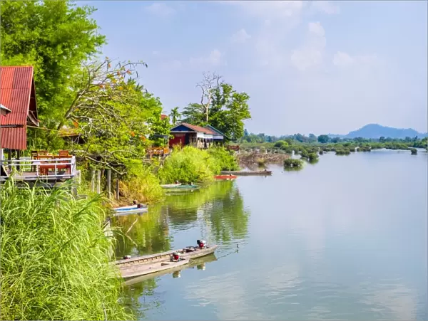 Buildings along the Mekong River at Don Det, Si Phan Don (Four Thousand Islands)