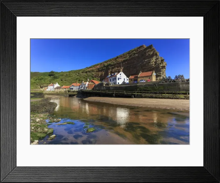 Framed Print : Harbour cottages beneath steep cliffs, fishing village, low tide in summer, Staithes Framed Print : Harbour cottages beneath steep cliffs, fishing village, low tide in summer, Staithes