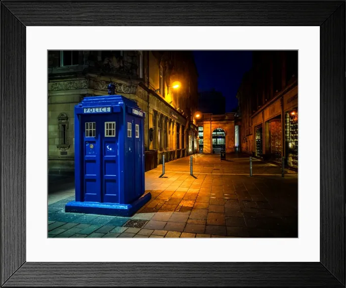 Framed Print : A Police box in Glasgow, Scotland, United Kingdom, Europe Framed Print : A Police box in Glasgow, Scotland, United Kingdom, Europe