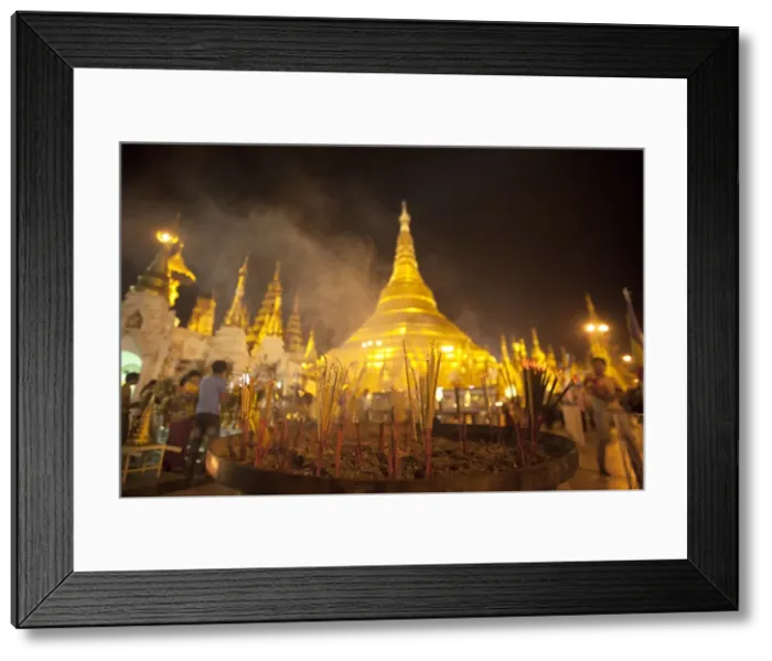 Framed Print : Shwedagon Pagoda, Yangon (Rangoon), Myanmar (Burma), Asia Framed Print : Shwedagon Pagoda, Yangon (Rangoon), Myanmar (Burma), Asia