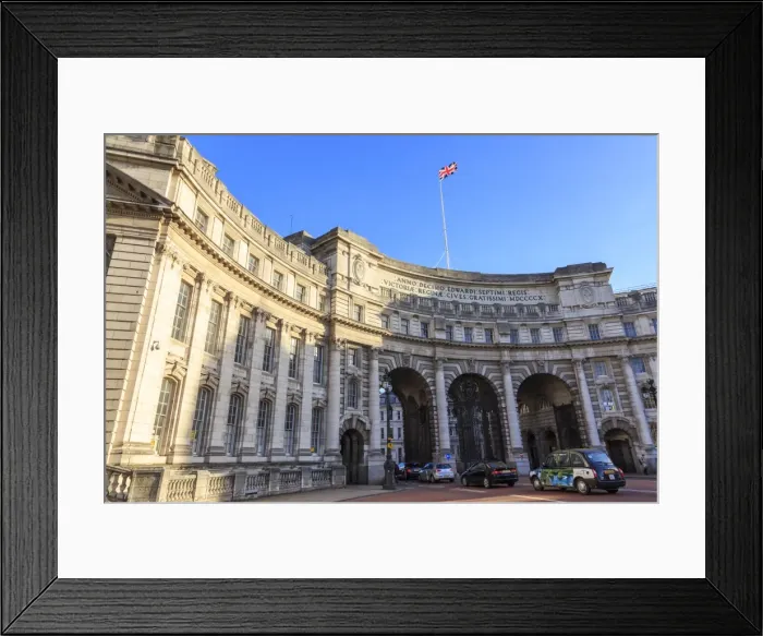 Framed Print : Admiralty Arch with traffic leaving The Mall and Union Flag flying, late autumn sun Framed Print : Admiralty Arch with traffic leaving The Mall and Union Flag flying, late autumn sun