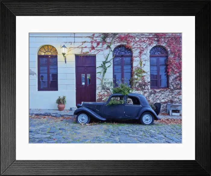 Framed Print : Vintage car on the cobblestone lane of the historic quarter, Colonia del Sacramento