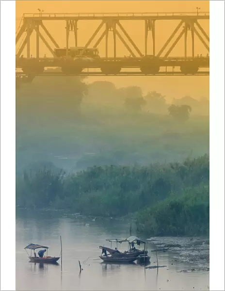Iron bridge over the Red River in Hanoi, Vietnam, Indochina, Southeast Asia, Asia