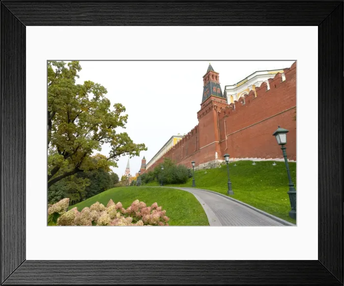 Framed Print : Path outside the walls of the Kremlinin in Alexandrovsky Gardens, Moscow, Russia, Europe Framed Print : Path outside the walls of the Kremlinin in Alexandrovsky Gardens, Moscow, Russia, Europe