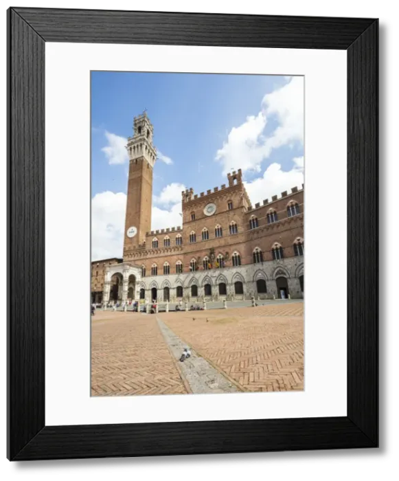 Framed Print : View of Piazza del Campo with the historical Palazzo Pubblico and its Torre del Mangia Framed Print : View of Piazza del Campo with the historical Palazzo Pubblico and its Torre del Mangia