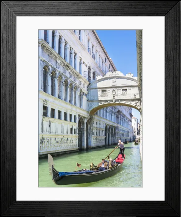 Framed Print : Venice Gondola with tourists going under the Bridge of Sighs (Ponte dei Sospiri) Framed Print : Venice Gondola with tourists going under the Bridge of Sighs (Ponte dei Sospiri)