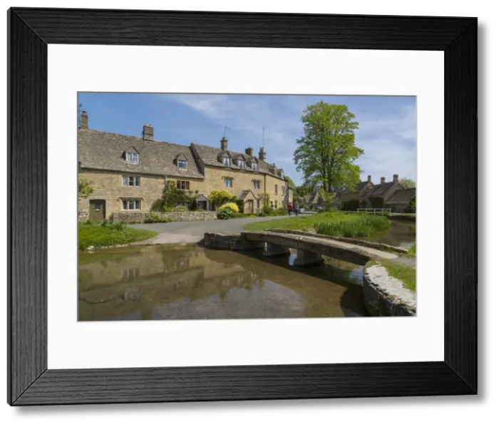 Framed Print : Cottages and footbridge over the River Eye in Lower Slaughter, Cotswolds, Gloucestershire Framed Print : Cottages and footbridge over the River Eye in Lower Slaughter, Cotswolds, Gloucestershire