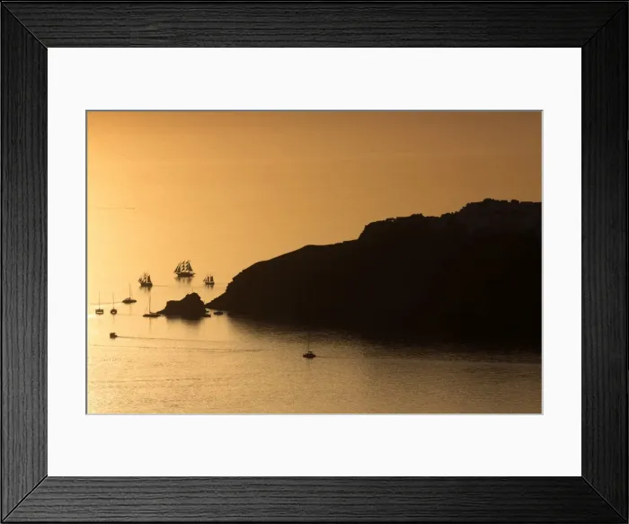Framed Print : Sunset over the sea with boats and cliffs in silhouette near Oia, from Imerovigli Framed Print : Sunset over the sea with boats and cliffs in silhouette near Oia, from Imerovigli