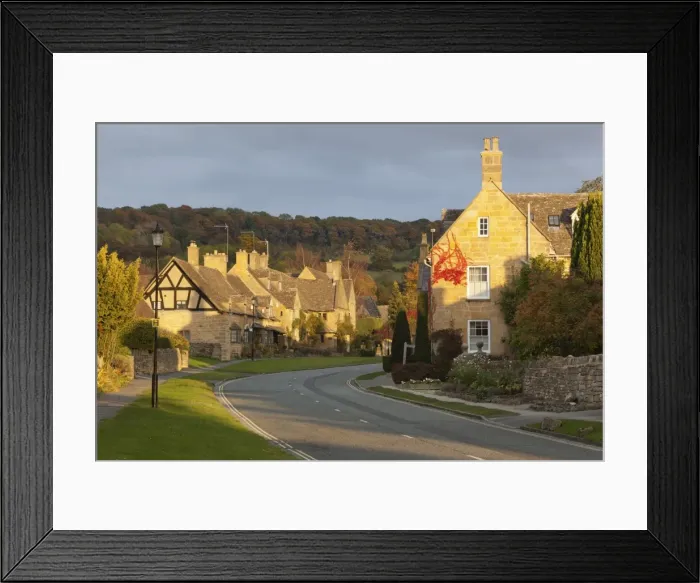 Framed Print : Cotswold cottages along High Street with Fish Hill behind, Broadway, Cotswolds, Worcestershire