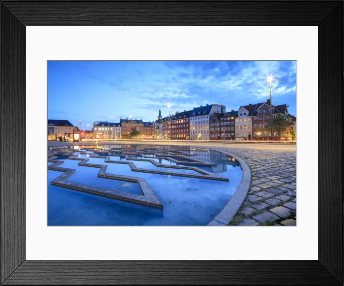 Framed Print : Fountain at night in Bertel Thorvaldsens Square where Thorvaldsens Museum is located Framed Print : Fountain at night in Bertel Thorvaldsens Square where Thorvaldsens Museum is located