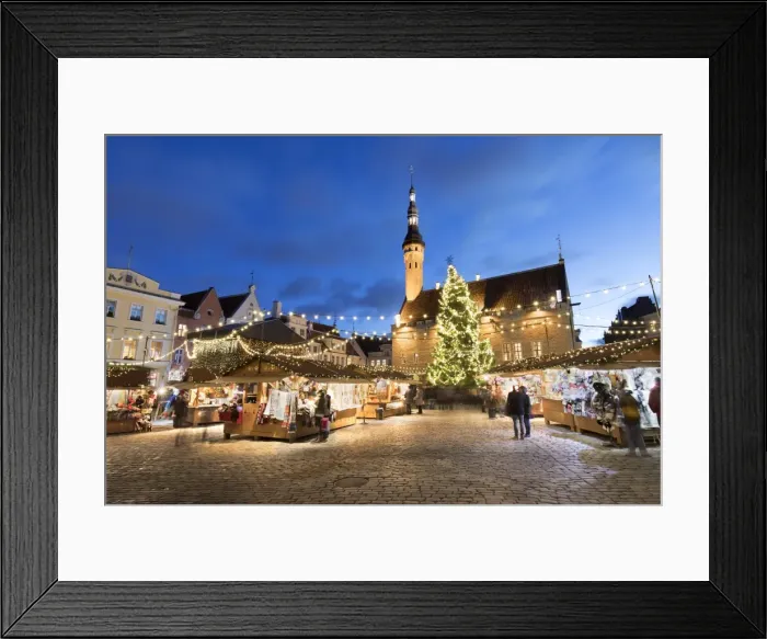 Framed Print : Christmas market in the Town Hall Square (Raekoja Plats) and Town Hall, Old Town Framed Print : Christmas market in the Town Hall Square (Raekoja Plats) and Town Hall, Old Town