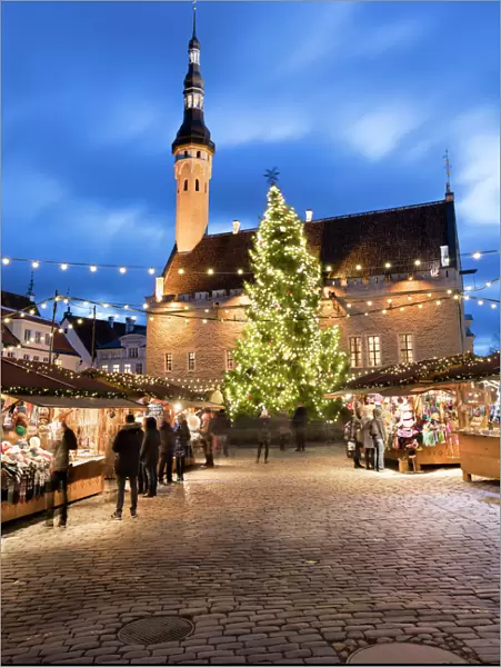 Christmas market in the Town Hall Square (Raekoja Plats) and Town Hall, Old Town