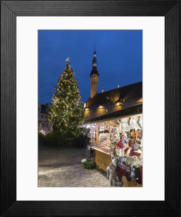 Framed Print : Christmas market in the Town Hall Square (Raekoja Plats) and Town Hall, Old Town