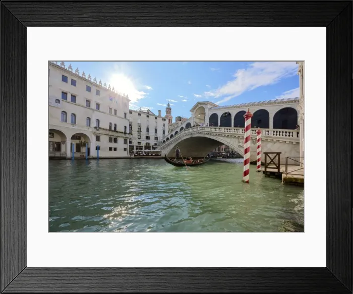 Framed Print : A gondolier rowing under Rialto Bridge in Venice, UNESCO World Heritage Site, Veneto Framed Print : A gondolier rowing under Rialto Bridge in Venice, UNESCO World Heritage Site, Veneto