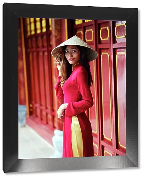 Vietnamese woman in traditional Ao dai dress and Non la conical hat, Hanoi, Vietnam