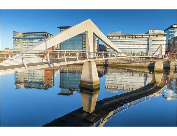 Tradeston Bridge (Squiggly Bridge), footbridge reflecting over the River Clyde, Glasgow