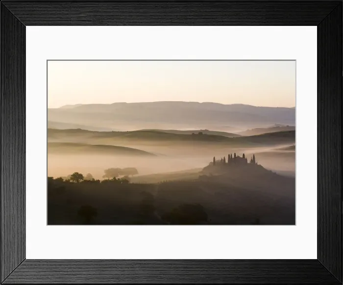 Framed Print : Podere Belvedere and misty hills at sunrise, Val d Orcia, San Quirico d Orcia, UNESCO