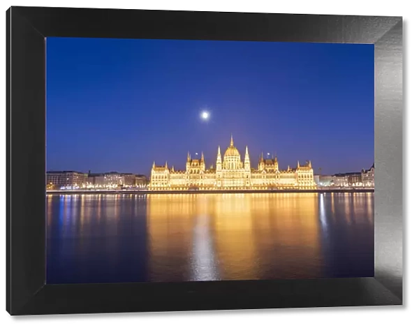 Parliament Building and River Danube at dusk, Budapest, Hungary, Europe