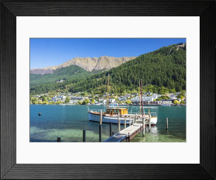 Framed Print : Yacht on Lake Wakatipu, Bobs Peak and Mount Hanley, Queenstown, Otago, South Island Framed Print : Yacht on Lake Wakatipu, Bobs Peak and Mount Hanley, Queenstown, Otago, South Island