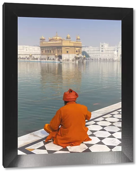 Sikh at The Harmandir Sahib (The Golden Temple), Amritsar, Punjab, India, Asia