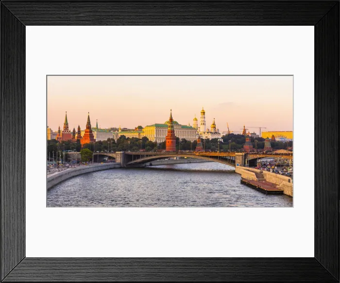 Framed Print : Moscow River and the Kremlin in early evening light, Moscow, Russia, Europe Framed Print : Moscow River and the Kremlin in early evening light, Moscow, Russia, Europe
