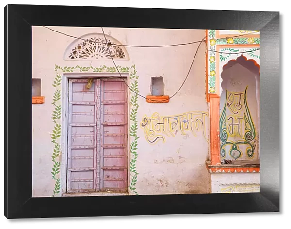 India, Rajasthan. Pushkar, Colourful buildings in bazaar