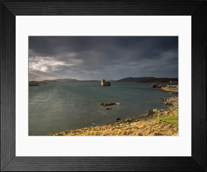 Framed Print : Kisimul Castle, Castlebay, Barra, Outer Hebrides, Scotland, United Kingdom, Europe Framed Print : Kisimul Castle, Castlebay, Barra, Outer Hebrides, Scotland, United Kingdom, Europe