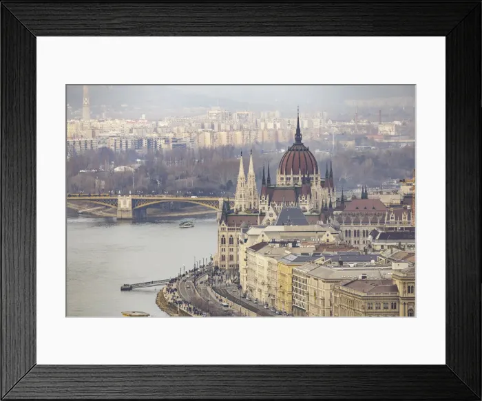 Framed Print : Sitting on the banks of the River Danube, the Hungarian Parliament Building in Budapest Framed Print : Sitting on the banks of the River Danube, the Hungarian Parliament Building in Budapest