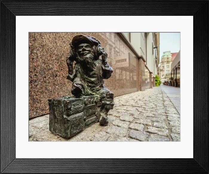 Framed Print : Dwarf Sculpture at the Old Town, Wroclaw, Lower Silesian Voivodeship, Poland, Europe Framed Print : Dwarf Sculpture at the Old Town, Wroclaw, Lower Silesian Voivodeship, Poland, Europe