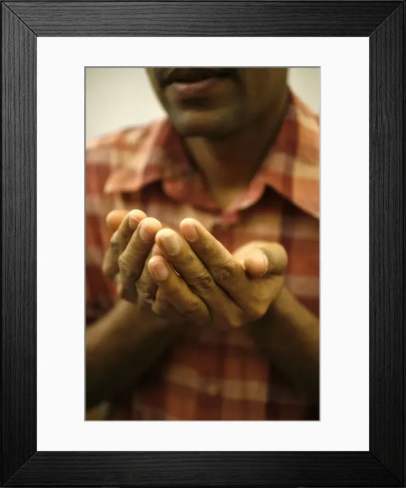 Framed Print : Hindu prayer in a Sri Lankan temple, Paris, France, Europe Framed Print : Hindu prayer in a Sri Lankan temple, Paris, France, Europe