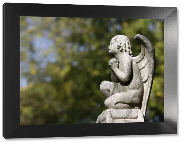 Angel sculpture at Pere Lachaise cemetery, Paris, Ile de France, France, Europe