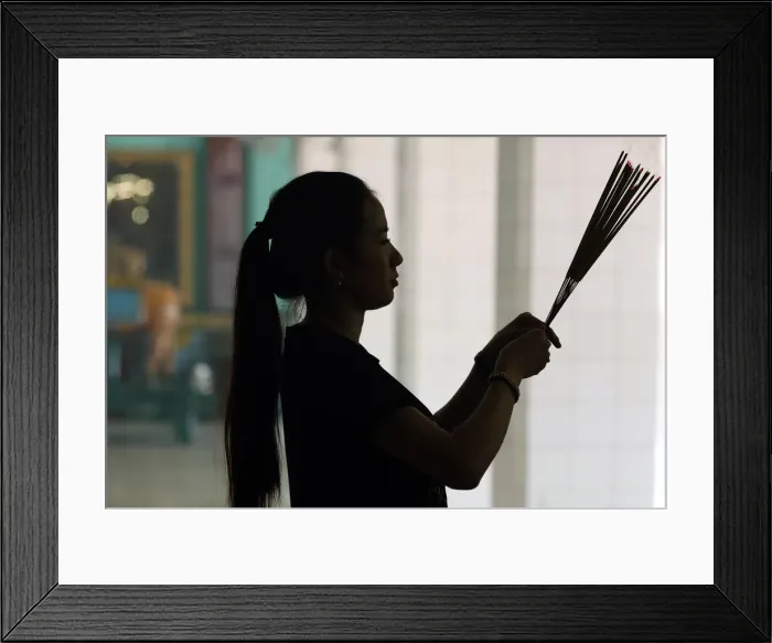 Framed Print : Hindu woman praying with incense sticks, Puja, Sri Thenday Yutthapani Temple Framed Print : Hindu woman praying with incense sticks, Puja, Sri Thenday Yutthapani Temple