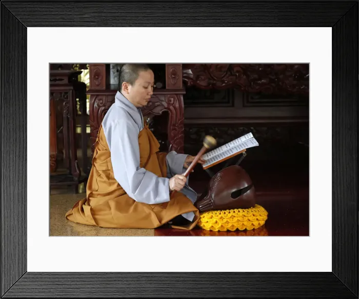 Framed Print : Buddhist ceremony at temple, monk playing on a wooden fish (percussion instrument) Framed Print : Buddhist ceremony at temple, monk playing on a wooden fish (percussion instrument)