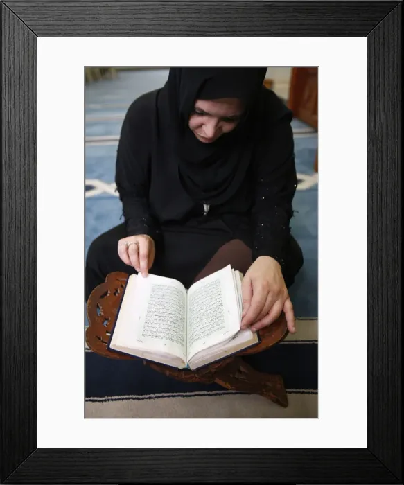 Framed Print : Woman reading Koran in Jumeirah mosque, Dubai, United Arab Emirates, Middle East Framed Print : Woman reading Koran in Jumeirah mosque, Dubai, United Arab Emirates, Middle East