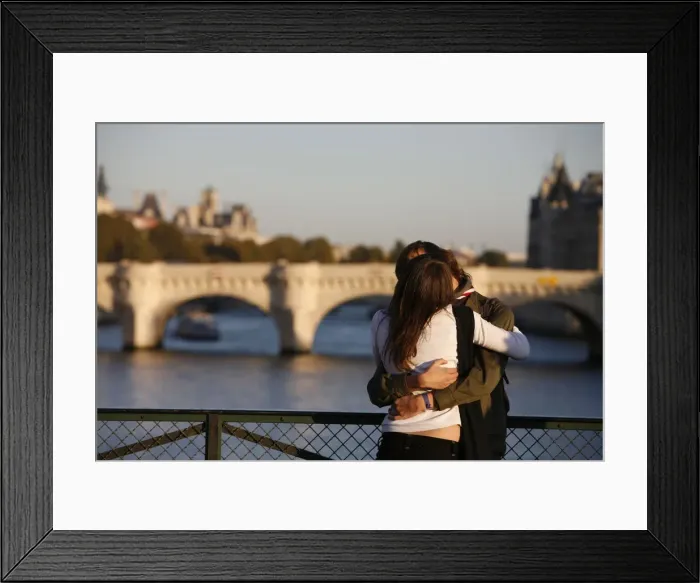 Framed Print : Lovers on Paris bridge, Paris, France, Europe Framed Print : Lovers on Paris bridge, Paris, France, Europe