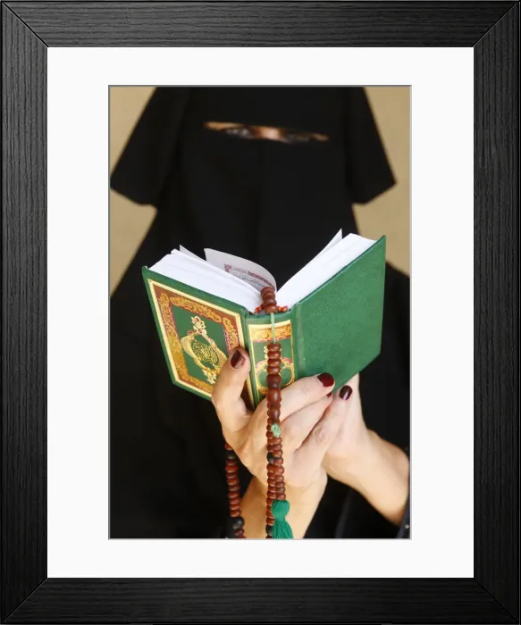 Framed Print : Muslim woman reading the Koran, Abu Dhabi, United Arab Emirates, Middle East Framed Print : Muslim woman reading the Koran, Abu Dhabi, United Arab Emirates, Middle East