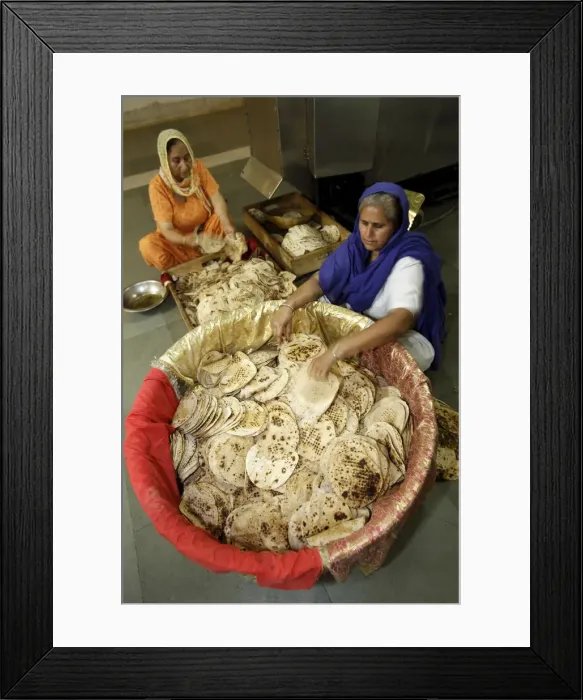 Framed Print : Chapatti making in the communal kitchen of Bangla Sahib Gurdwara, New Delhi, India, Asia Framed Print : Chapatti making in the communal kitchen of Bangla Sahib Gurdwara, New Delhi, India, Asia