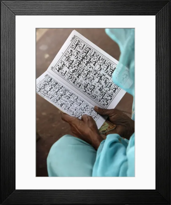 Framed Print : Women reading at Jamma Masjid (Delhi Great Mosque), Delhi, India, Asia Framed Print : Women reading at Jamma Masjid (Delhi Great Mosque), Delhi, India, Asia